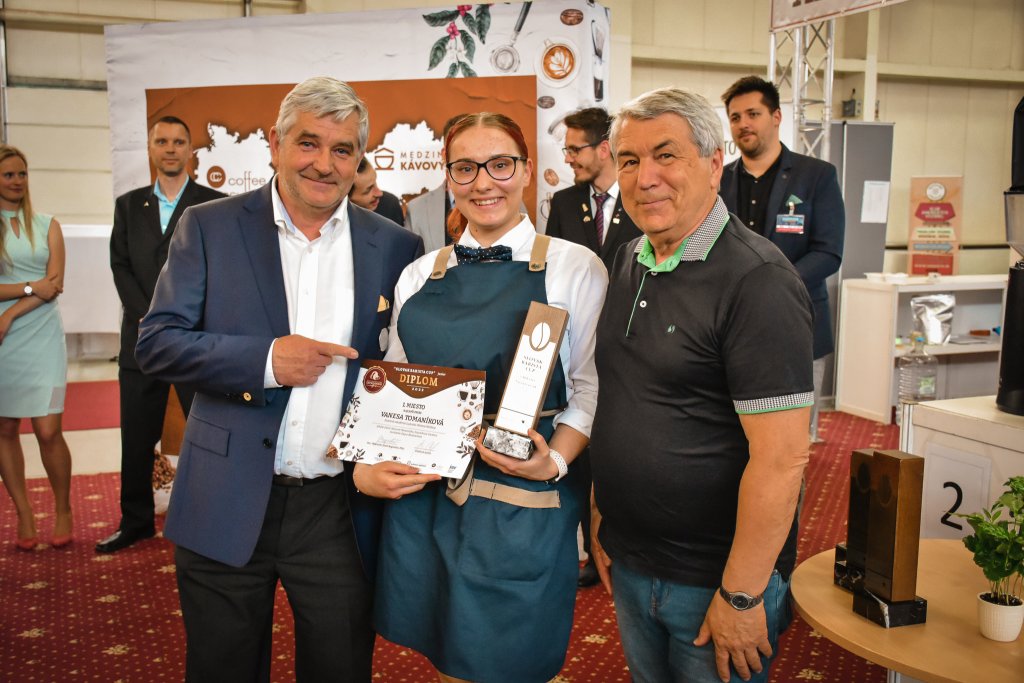 1. miesto: Vanesa Tomaníková, Hotelová akadémia Ľ. Wintera Piešťany   v súťaži "SLOVAK BARISTA CUP" junior            